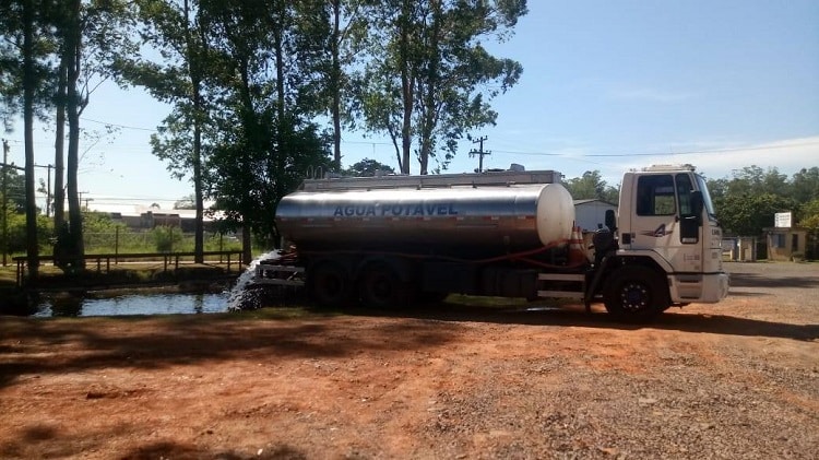 caminhão pipa abastecimento de água para indústria
